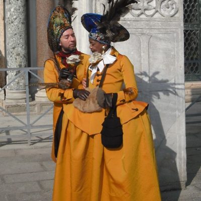 Coppia Di Maschere Con Raffinati Costumi Di Carnevale Di Venezia